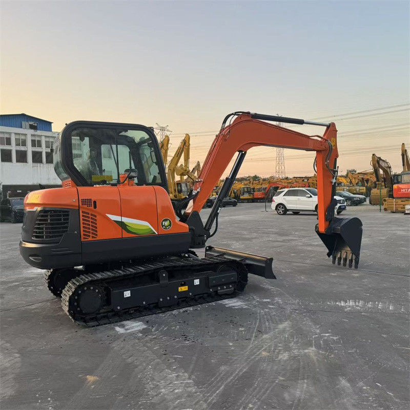 Es una nueva mini excavadora Doosan DX60E-10N de 6 toneladas