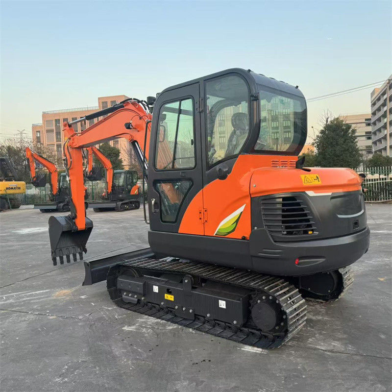 Es una nueva mini excavadora Doosan DX60E-10N de 6 toneladas