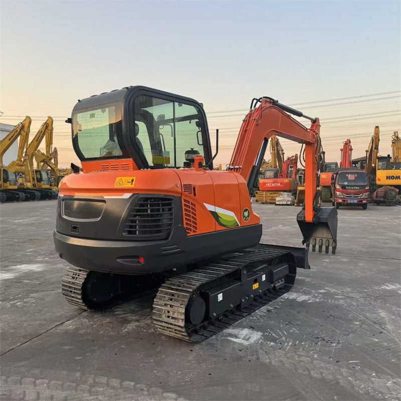 Es una nueva mini excavadora Doosan DX60E-10N de 6 toneladas