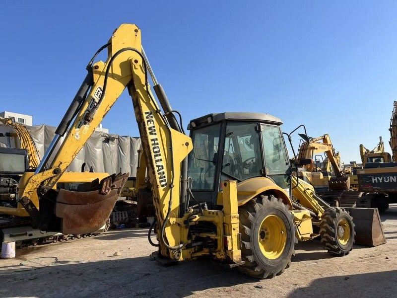 Color original New Holland LB85 Cargador de retroexcavadora 4 ruedas en buen estado