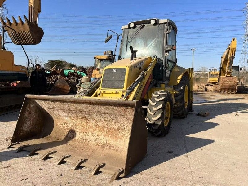Color original New Holland LB85 Cargador de retroexcavadora 4 ruedas en buen estado