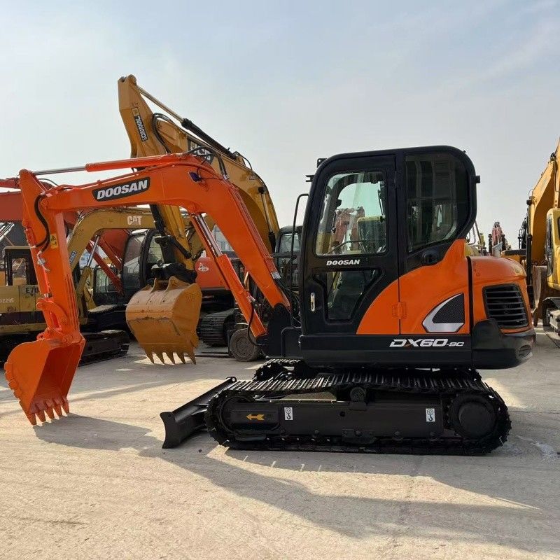 Pequeña excavadora de 6 toneladas Doosan DX60 de origen coreano con cuchilla y línea de martillo.