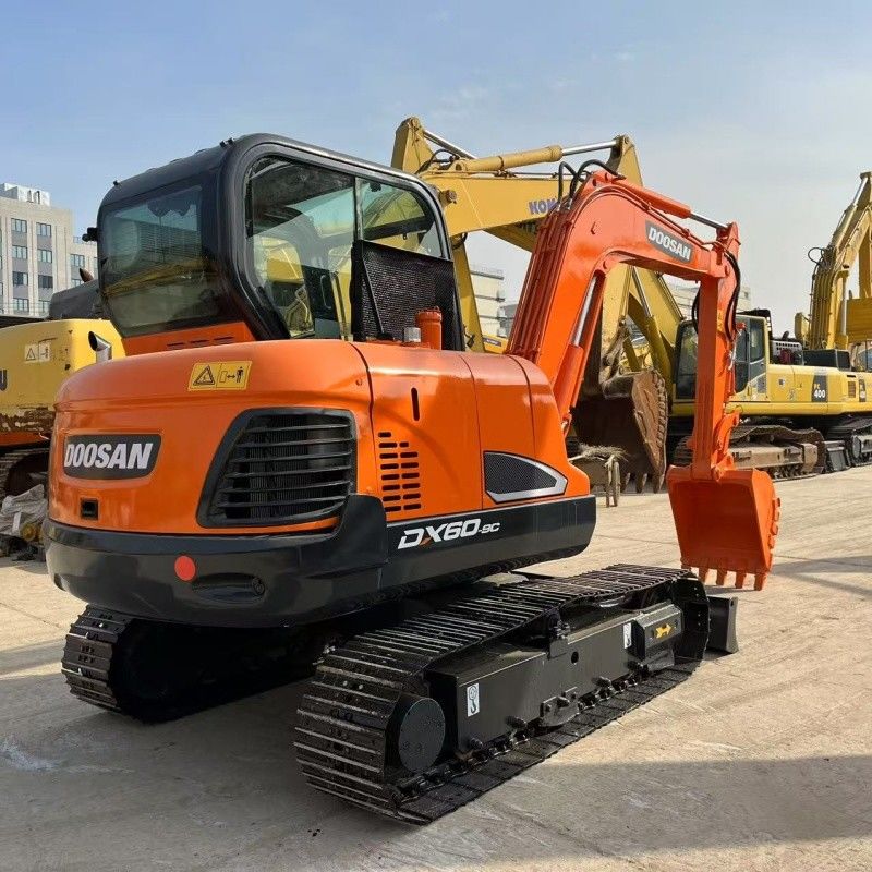 Pequeña excavadora de 6 toneladas Doosan DX60 de origen coreano con cuchilla y línea de martillo.
