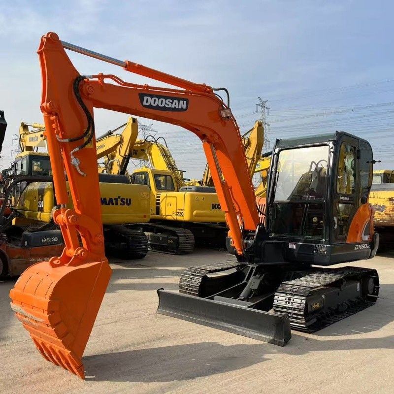 Pequeña excavadora de 6 toneladas Doosan DX60 de origen coreano con cuchilla y línea de martillo.