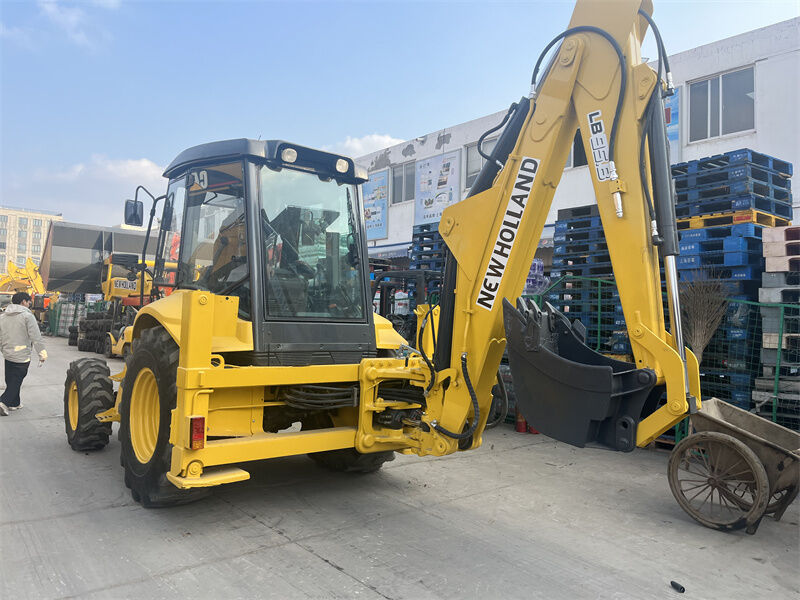 New Holland LB95B-4PT, cargador de retroexcavadora usado con cubo multipropósito 4 en 1, controles de piloto y cabina cerrada ROPS/FOPS