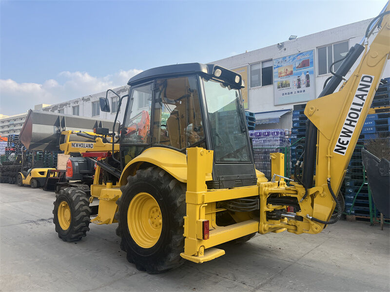 New Holland LB95B-4PT, cargador de retroexcavadora usado con cubo multipropósito 4 en 1, controles de piloto y cabina cerrada ROPS/FOPS