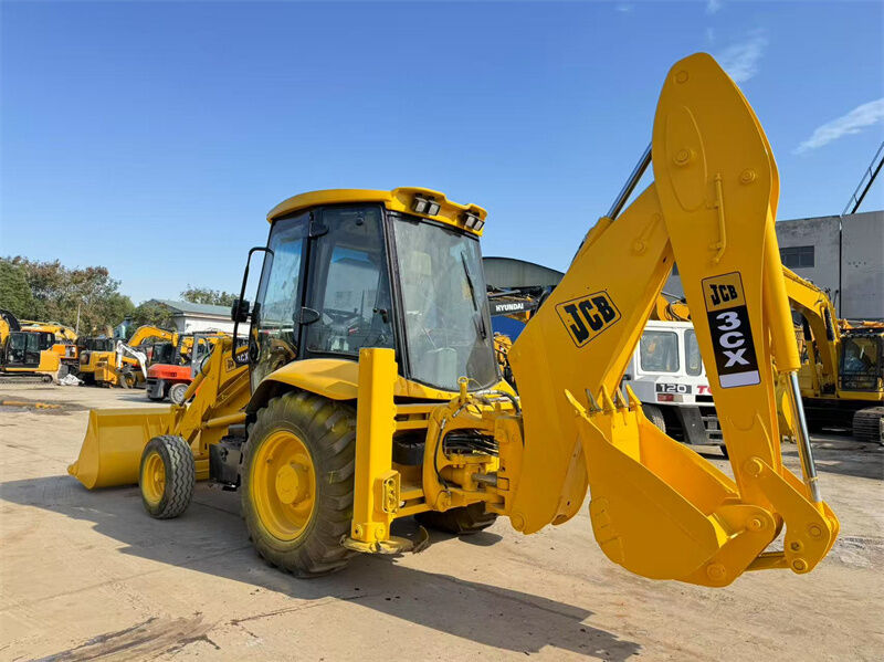 Retroexcavadora JCB 3CX usada con capacidad de cubo de 1,1 m³, potencia de 81 kW y un año de garantía