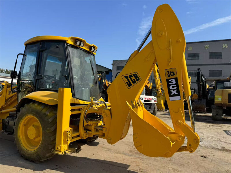 Retroexcavadora JCB 3CX usada con capacidad de cubo de 1,1 m³, potencia de 81 kW y un año de garantía